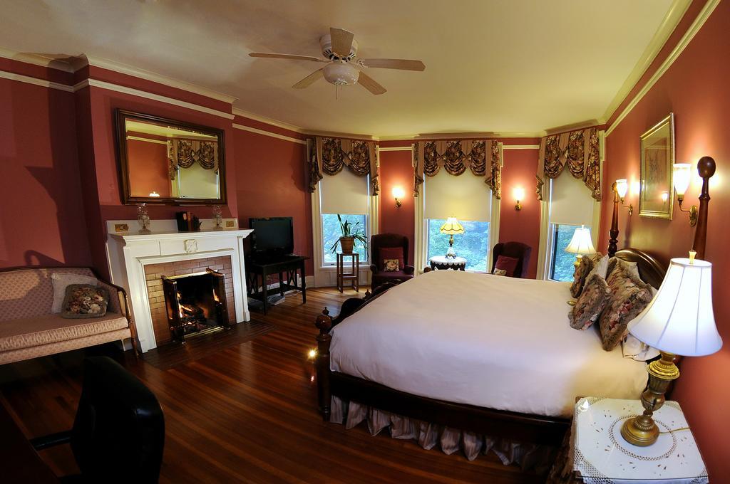 Deluxe King Suite