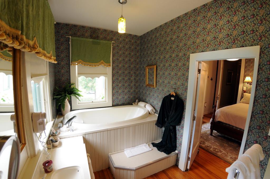 Deluxe Queen Suite